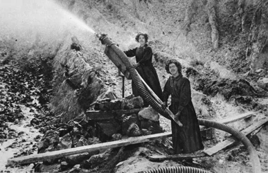 A wet job: women clay-washers in a Cornish pit